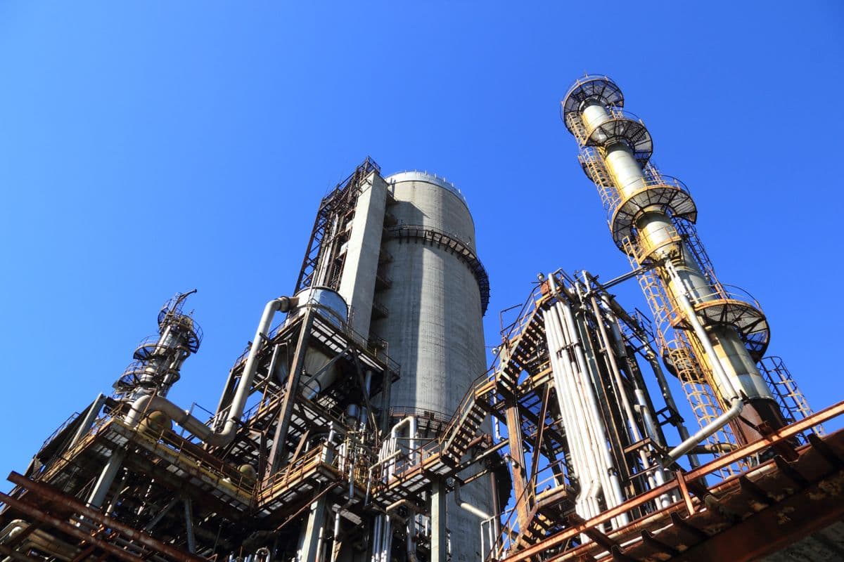 Petrochemical refinery and distillation columns